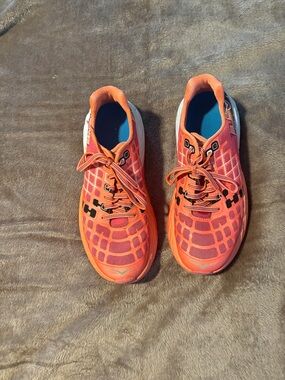 Hoka Women’s size 7.5 Hoka One in Hot Pink Good Condition!